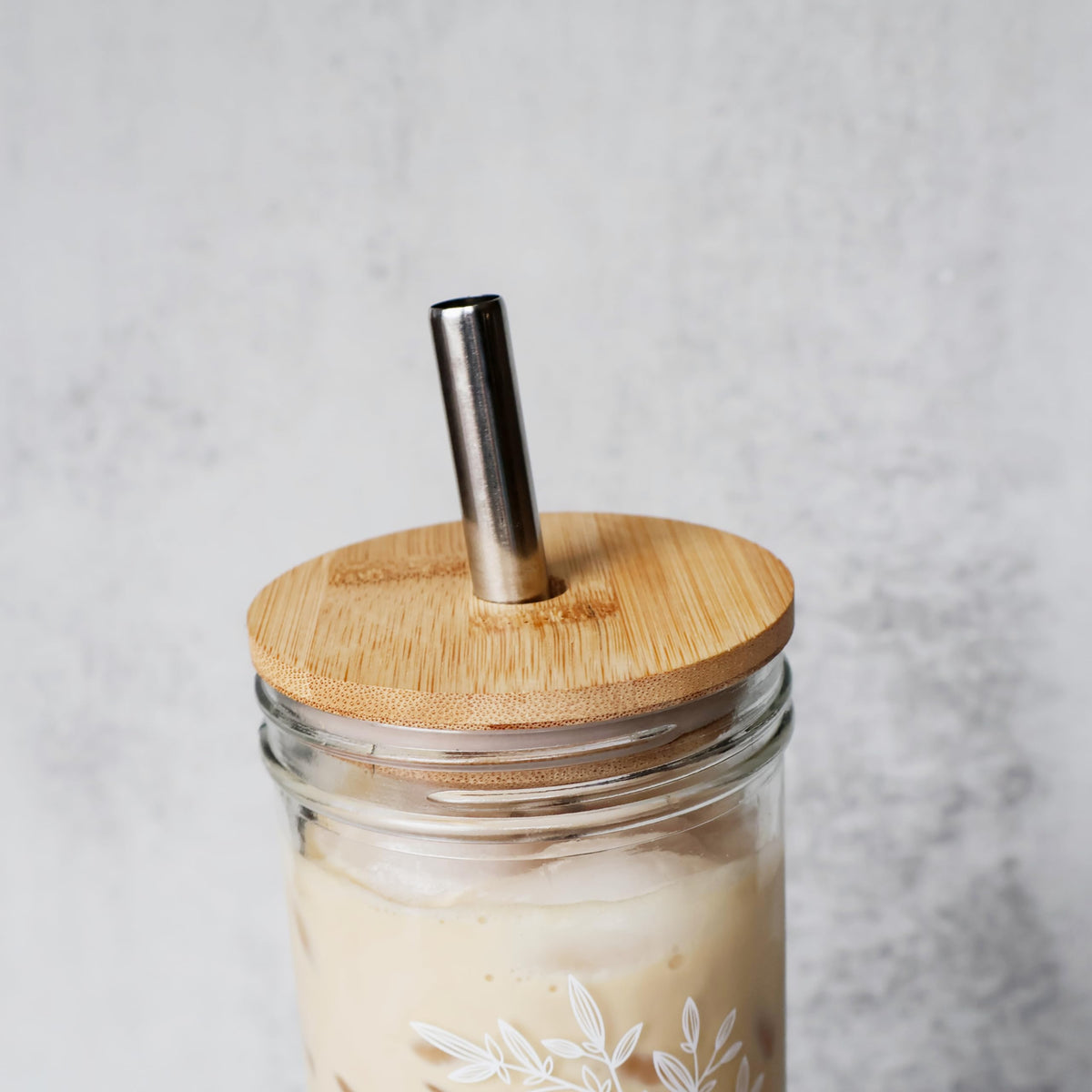 Glass Cup with Acacia Lid and Stainless Steel Straw 22 Ounce Y3737